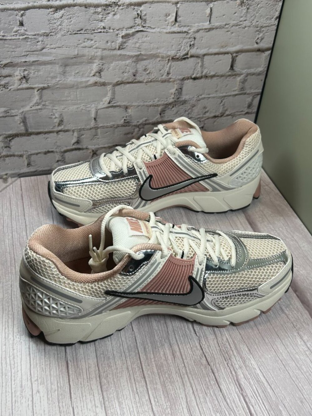 NIKE ZOOM VOMERO 5 (9.5) - Picture 12 of 15